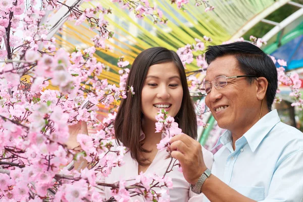 Famille appréciant la fleur — Photo