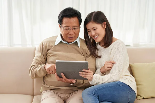 Familjen koppla av i vardagsrummet — Stockfoto