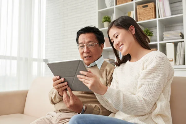 Frau sitzt mit Papa auf Sofa — Stockfoto