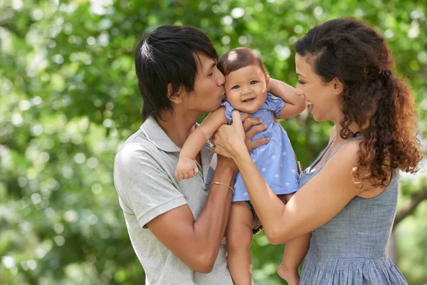 Familj med liten baby flicka — Stockfoto