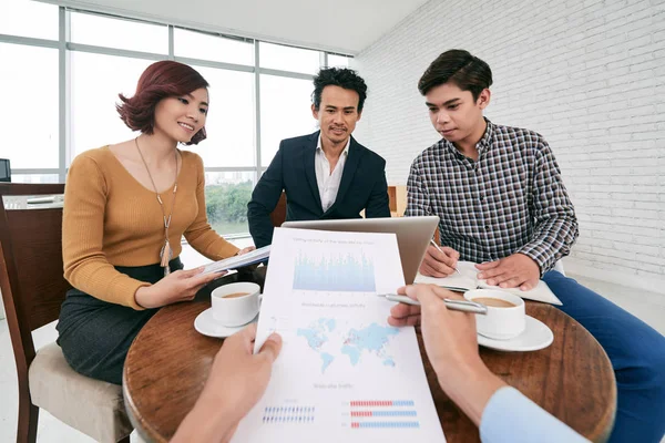 Geschäftsmann analysiert Dokument — Stockfoto