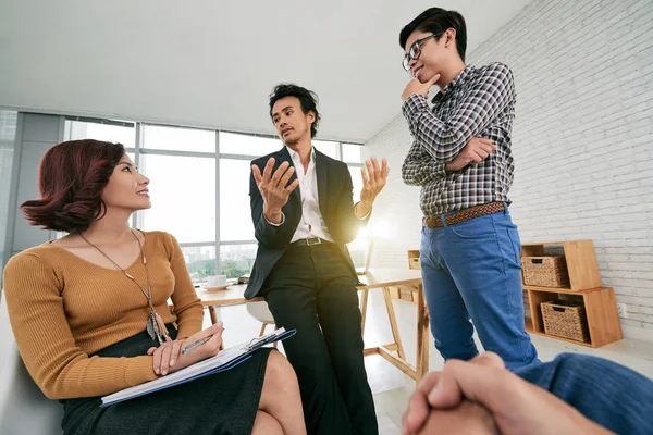 Pessoas discutindo no escritório — Fotografia de Stock