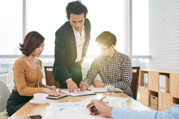 Manager explaining diagram — Stock Photo, Image