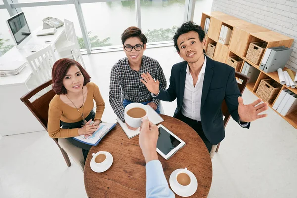 Empresário torcendo com café — Fotografia de Stock