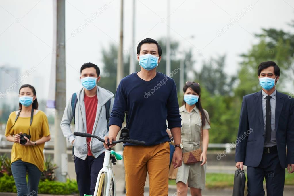 Passers-by with masks 