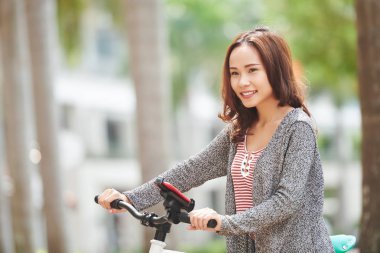 Bisiklet ile yürüyen kadın