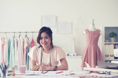 Tasarımcı çizimler çiziyor