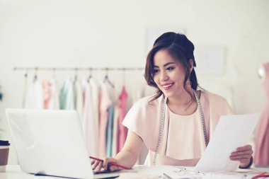 Dizüstü bilgisayarda çalışan tasarımcı