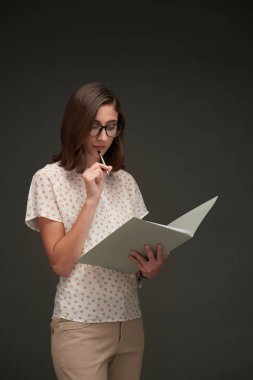 dalgın iş kadın okuma