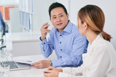 şirket yöneticileri rapor tartışıyor