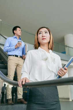 yürüyen merdiven daimi iş kadını