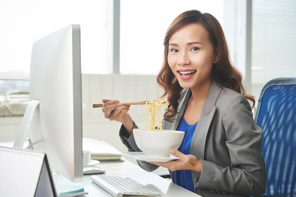 Business executive having noodles — Stock Photo, Image