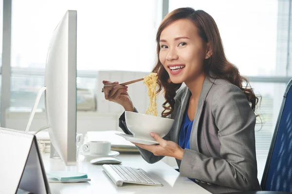 Señora comiendo fideos —  Fotos de Stock