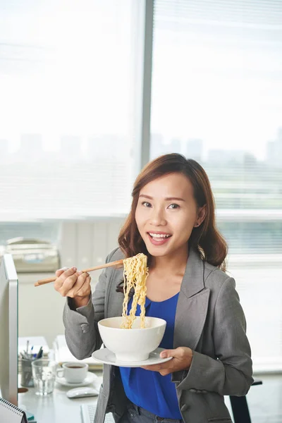 Mujer comiendo fideos —  Fotos de Stock