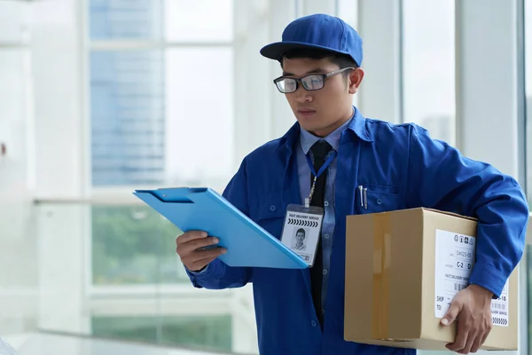 Mensajero dirección de envío de lectura — Foto de Stock