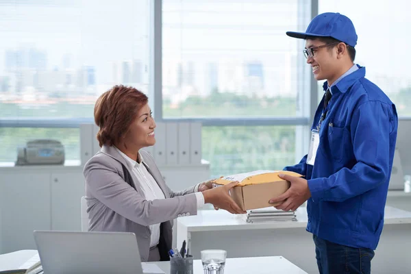 Mulher de negócios recebendo pacote — Fotografia de Stock