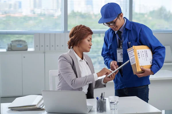 Mensajero mostrando dónde firmar — Foto de Stock