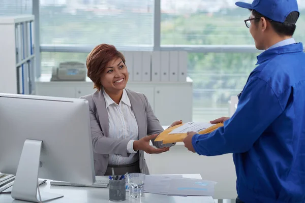 Man giving package to woman — Stock Photo, Image