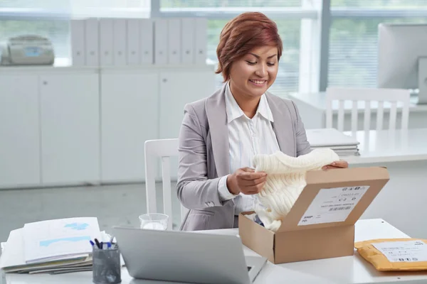 Business lady ontvangende perceel — Stockfoto