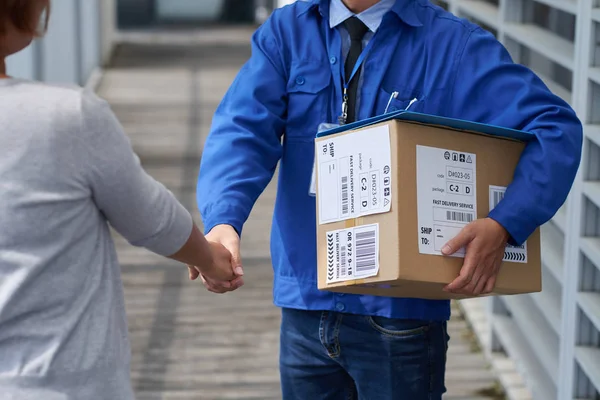 Man med stor låda skaka hand — Stockfoto