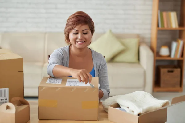 Donna che apre pacchi a casa — Foto Stock