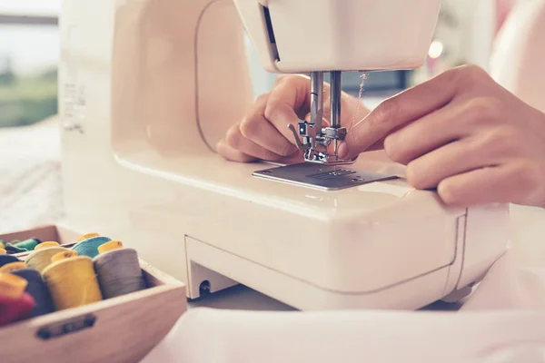 Tailor threading sewing machine — Stock Photo, Image