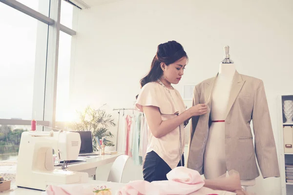 Tailor fitting jacket to mannequin — Stock Photo, Image