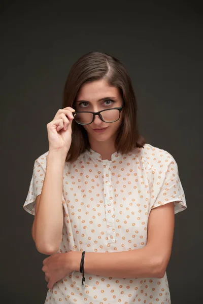 Mujer mirando sobre sus gafas —  Fotos de Stock