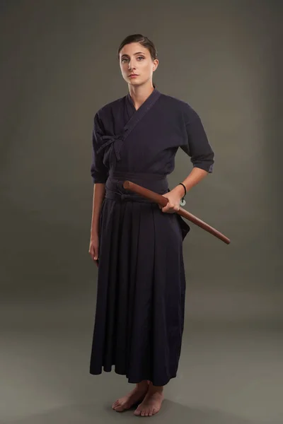 Frau im schwarzen Kimono — Stockfoto
