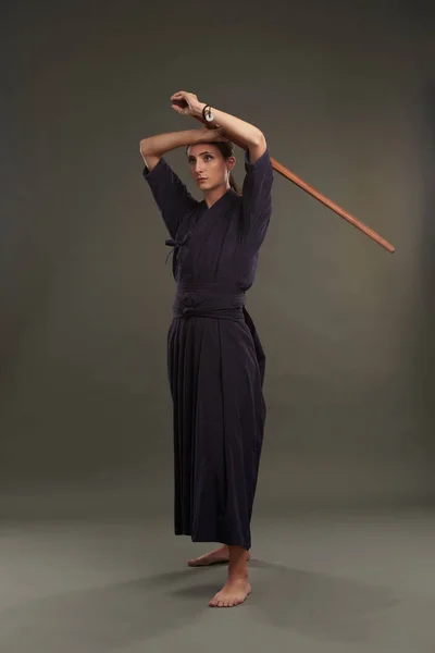 Žena v tmavých kimono — Stock fotografie