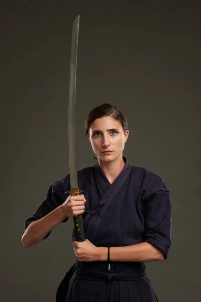 Donna con katana affilata — Foto Stock