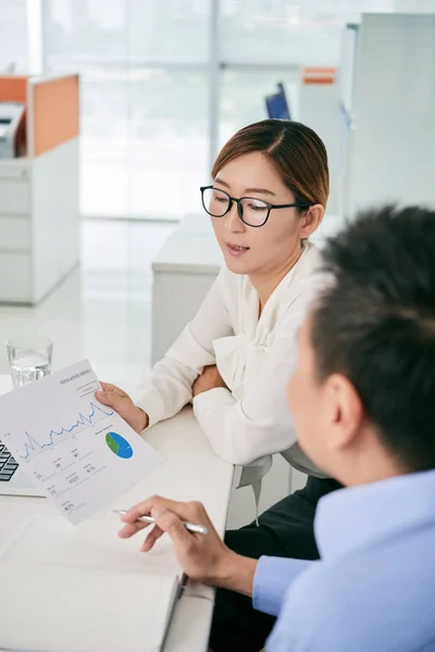 Gerente mostrando diagrama para colega de trabalho — Fotografia de Stock