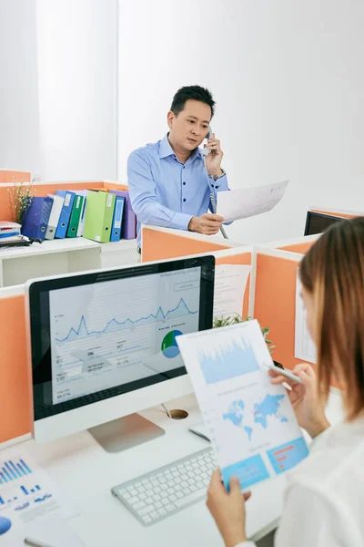 Pebisnis yang bekerja di kantor — Stok Foto