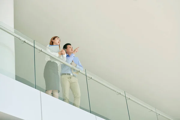 Coworkers standing on balcony — Stock Photo, Image