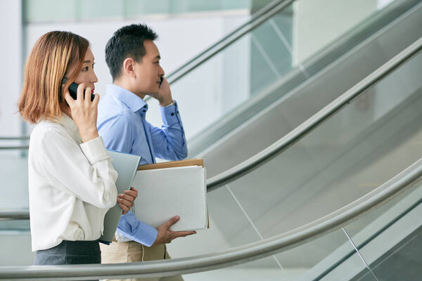 деловые люди звонят по телефону
