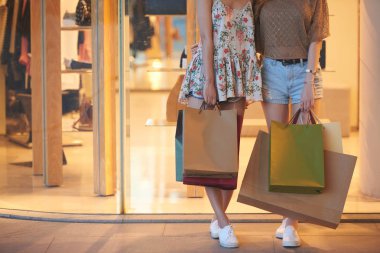 ayakta vitrin, kızlarla