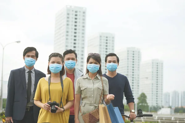 Menigte van mensen het dragen van maskers — Stockfoto