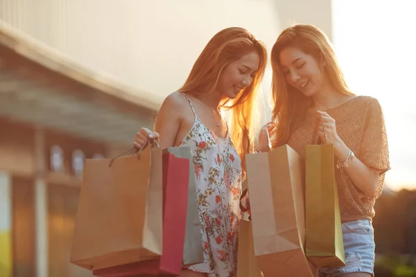 Feminino com sacos de compras — Fotografia de Stock