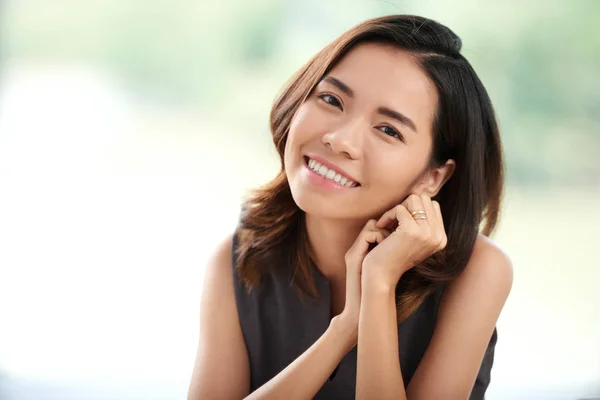 Portret Van Mooie Vietnamees Meisje Glimlachend Camera — Stockfoto