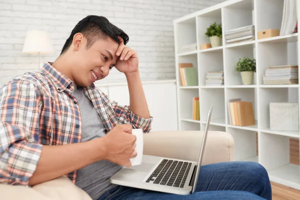 Leende Asiatisk Ung Man Dricka Kaffe Och Titta Laptop Skärm — Stockfoto