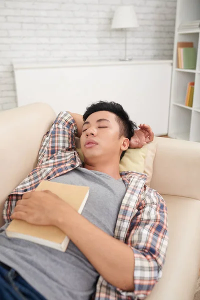 Cansado Asiático Jovem Dormindo Depois Ler Livro — Fotografia de Stock