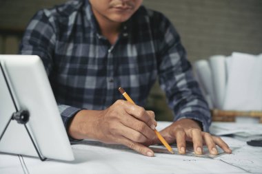 Projede çalışan mühendisinin resmini portre