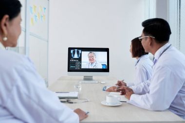 Tıbbi ekip videocalling meslektaşım tanı görüşmek üzere