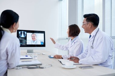 Veitnamese doktor meslektaşı ile video konferans sahip grup