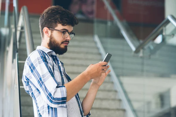 Ung Man Kontrollera Meddelanden Sin Smartphone — Stockfoto