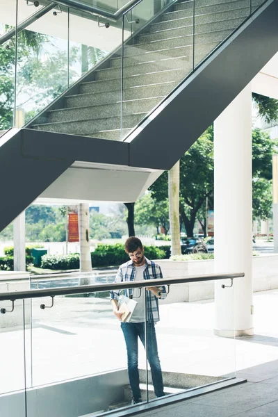 Jeune Homme Debout Sous Escalier Dans Bâtiment Universitaire — Photo