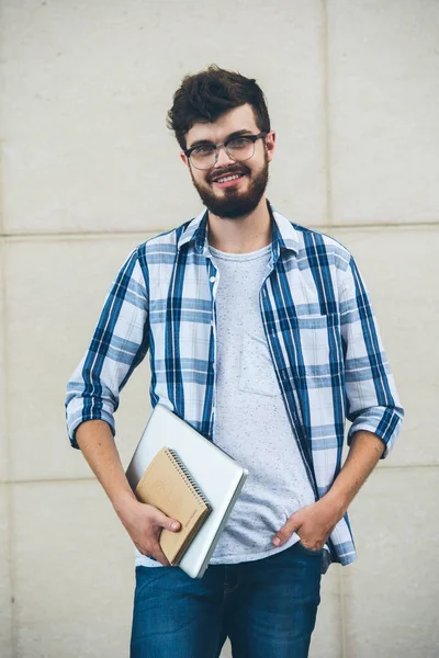Retrato Estudiante Universitario Guapo Sonriente Con Portátil Libro Texto —  Fotos de Stock