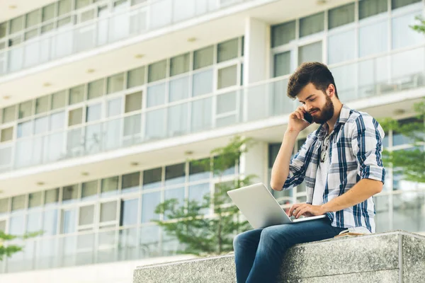 Ung Affärsman Ringer Telefonen Och Arbetar Laptop Utomhus — Stockfoto