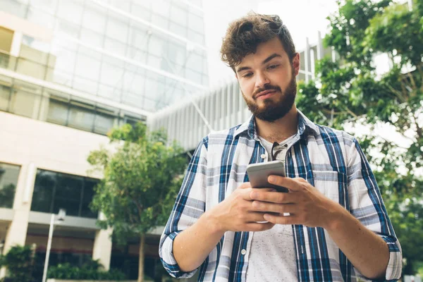 Pohledný Mladý Muž Pomocí Mobilní Aplikace Při Chůzi Městě — Stock fotografie