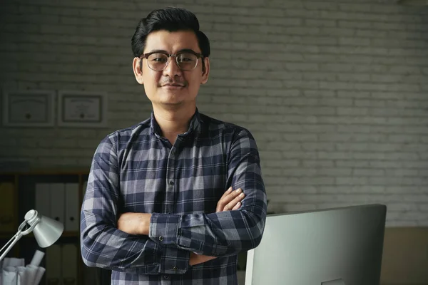 Selbstbewusst Lächelnder Vietnamesischer Architekt Seinem Büro — Stockfoto